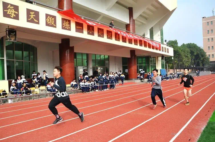 超强硬度保护！硅PU丙烯酸球场材料守护你的脚步